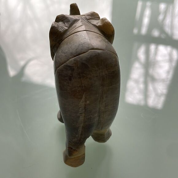 Marble elephant figurine see pictures for the size solid marble heavy for size - Picture 4 of 8